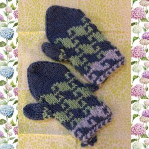 ❄️Adorable Handmade Mittens Only $4❄️